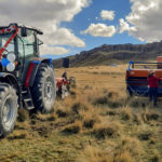 Antapaccay entregó vehículo de transporte y tractor agrícola en Espinar