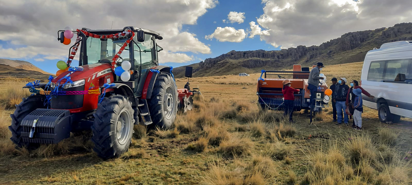 Antapaccay entregó vehículo de transporte y tractor agrícola en Espinar