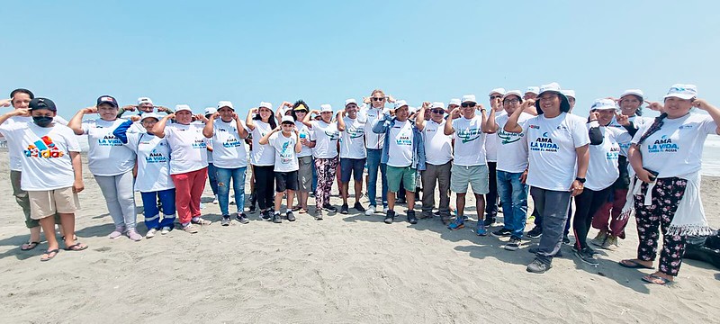 Voluntarios de Adinelsa y Gareca peruano limpian playas de Cañete